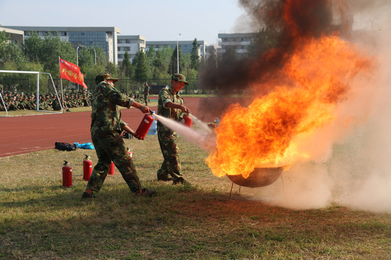  9月26日下午，保卫处在济川校区操场开展2016级新生灭火实战演练，全体新生观摩演练。